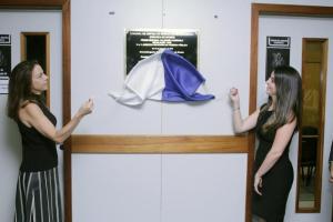 As juízas Simone Ramalho Novaes, diretora do Fórum Regional da Região Oceânica de Niterói e Letícia D'Aiuto Michelli (à direita) descerram a placa comemorativa na inauguração dos dois juizados