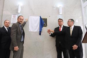 O presidente do TJRJ, des. Milton Fernandes de Souza, acompanha o corregedor geral da Justiça, des. Claudio de Mello Tavares, o diretor do Fórum, Carlos Manoel Souto, e o prefeito Fernando Antônio no descerramento da placa