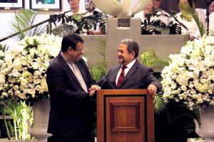 O diácono Nelson Águia e o desembargador Ademir Pimentel, evangélico, se cumprimentam