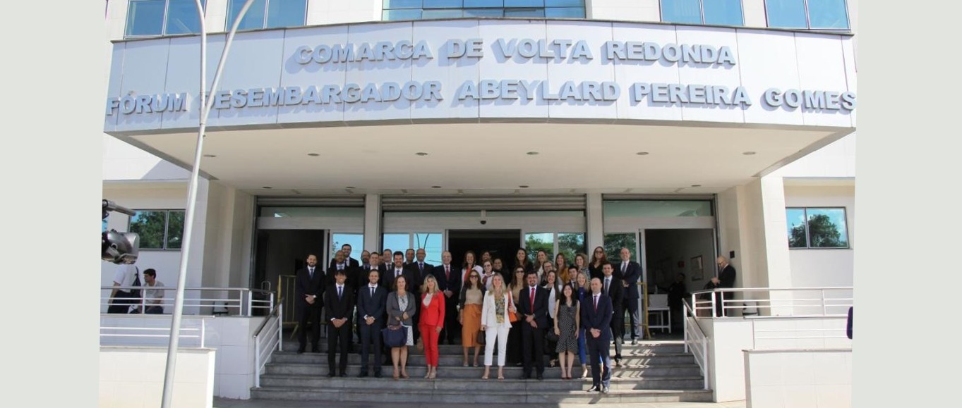 O presidente do TJRJ, desembargador Ricardo Rodrigues Cardozo; a presidente da Comaq, desembargadora Maria Isabel Paes Gonçalves; e a presidente da Amaerj, juíza Eunice Haddad, com os juízes do 5º NUR no Fórum de Volta Redonda