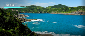 #ParaTodosVerem: Acima, no canto esquerdo, a palavra "DECISÃO". Imagem do mar, das montanhas e do céu de parte do Município de Armação de Búzios, situado na Mata Atlântica do Estado do Rio de Janeiro.